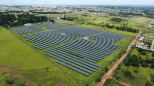 fazenda com placas de geração energia solar